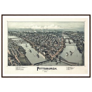 Könnte beinhalten: Eine gerahmte Vintage-Karte von Pittsburgh, Pennsylvania, aus dem Jahr 1902. Die Karte ist eine Luftaufnahme, die das Layout der Stadt mit Brücken, Flüssen und Gebäuden in Grau-, Braun- und Weißtönen zeigt. Der Titel "Pittsburgh" ist prominent dargestellt.