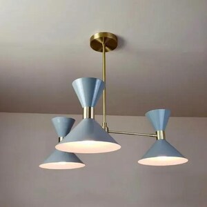Lámpara de techo moderna de mediados de siglo: Lámpara de techo de 3 luces en azul y latón.