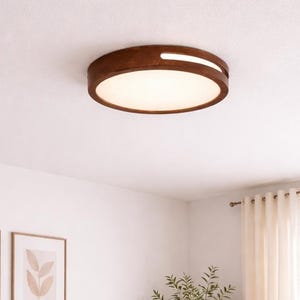 Può includere: Camera da letto con letto, cassettiera e comodini in legno chiaro. Il letto è fatto con biancheria da letto bianca e una coperta beige. Due stampe botaniche incorniciate sono appese sopra il letto. Una plafoniera rotonda e un tappeto completano la stanza.