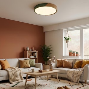 Puede incluir: Salón moderno con sofá claro, cojines y alfombra estampada. Una mesa de centro de madera se encuentra frente al sofá. Una lámpara de techo redonda con borde verde y de madera está montada en el techo. Una gran ventana deja entrar la luz natural.