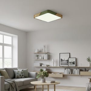 Puede incluir: Lámpara de techo cuadrada con centro verde, borde con efecto madera y luz blanca brillante. La lámpara está montada en un techo blanco en un salón moderno.