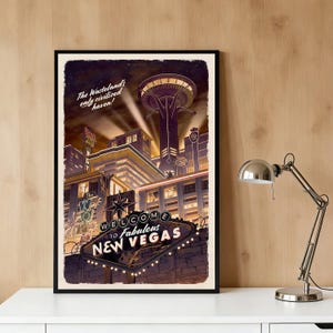Könnte beinhalten: Ein gerahmtes Poster mit einer Illustration im Vintage-Stil von New Vegas. Das Kunstwerk zeigt ein Neon-Schild mit der Aufschrift "Welcome to Fabulous New Vegas" und dem Text "The Wasteland's only civilized haven!" Die Farbpalette umfasst Braun-, Gelb- und Orangetöne.