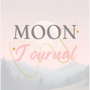 Pode incluir: Uma capa de diário com as palavras "MOON Journal" em escrita cinza e rosa. O fundo apresenta uma paisagem suave e nebulosa com montanhas e uma lua cheia. Acentos de estrelas douradas e redemoinhos adicionam um toque de fantasia.