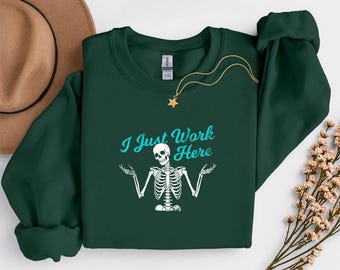 Ich arbeite nur hier Sweatshirt, lustiges Mitarbeiter Geschenk, Arbeitsplatz Humor, Skelett Rundhalsausschnitt lässiges Büro Unisex Top