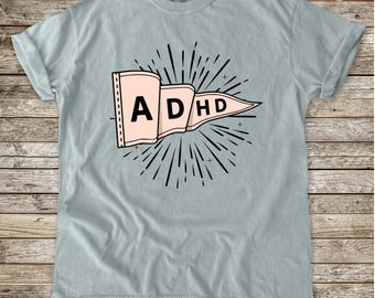 Maglietta con stampa ADHD, grafica vintage, tinta in capo, colori comfort.