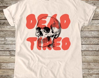 Maglietta con teschio e scritta "Dead Tired", grafica vintage, tinta in capo, colori comfort.