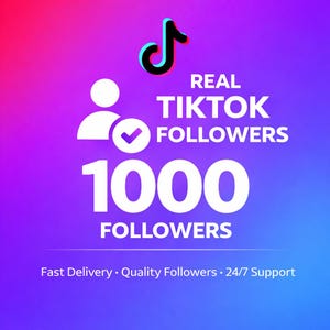 Könnte beinhalten: Eine weiße Keramik-Tasse mit schwarzem Henkel und dem Text "But First, Coffee" in fetter, schwarzer Schrift. Die Tasse steht vor einem verschwommenen Hintergrund. Die Tasse ist etwa 10 cm hoch.