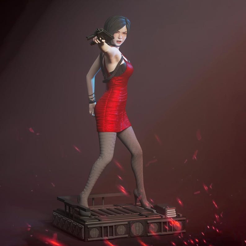 Puede incluir: Una figura coleccionable de un personaje con cabello oscuro corto, que viste un vestido rojo sin mangas y medias grises estampadas, sosteniendo una pistola negra. La figura se encuentra sobre una plataforma mec&aacute;nica rectangular.