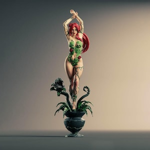 Może przedstawiać: Figurka kobiety z rudymi włosami i zielonymi pnączami pokrywającymi jej ciało, stojąca na ozdobnym wazonie z zielonymi roślinami. Postać ma uniesione ręce nad głową.