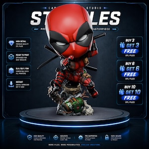 Puede incluir: Un modelo 3D digital de un personaje Deadpool estilizado con traje rojo y negro, con una cabeza grande, parches oculares blancos y dos katanas en la espalda. La figura se apoya sobre una base rocosa con una granada verde etiquetada como BOOM, presentada sobre un fondo azul oscuro con texto promocional sobre archivos STL.