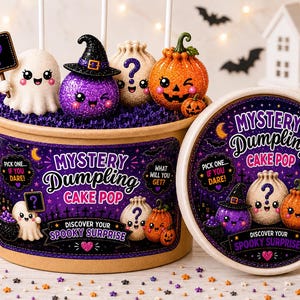 Peut inclure: Un récipient rond en carton étiqueté Mystery Dumpling Cake Pop avec un design sur le thème d'Halloween violet et noir. À l'intérieur se trouvent quatre cake pops en forme de fantôme blanc, créature violette à chapeau, pochette beige et citrouille.