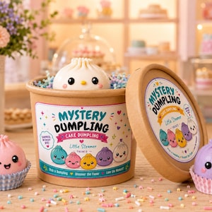 Könnte beinhalten: Ein Mystery Dumpling Behälter mit einer weißen Teigtaschenfigur darin, begleitet von einem rosa und einem lila Cake-Pop in Muffinförmchen. Die Verpackung zeigt farbenfrohen Text und Illustrationen von verschiedenen Teigtaschen-Charakteren.
