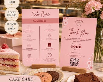 Peut inclure: Cartes roses "Cake Care" et "Thank You", 10.8 x 14 cm, présentées sur des supports en bois. La carte "Cake Care" contient des instructions, et la carte "Thank You" présente un motif floral et un code QR. Une part de gâteau, des biscuits et un brownie sont également visibles.