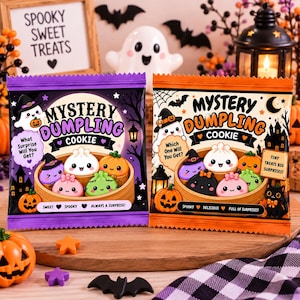 Peut inclure: Deux paquets de snacks carrés étiquetés Mystery Dumpling Cookie. Le paquet violet présente un fantôme, une citrouille et des boulettes avec le texte What Surprise Will You Get? et Sweet Spooky Always a Surprise. Le paquet orange présente un chat, une citrouille et des boulettes avec le texte Which One Will You Get? et Spooky Delicious Full of Surprises.