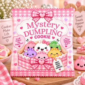Peut inclure: Un sachet de friandises à motif vichy rose et blanc étiqueté Mystery Dumpling Cookie. Le sachet présente des illustrations de cinq personnages boulettes souriants et colorés dans une boîte avec un grand nœud et le texte Small Cookies Big Happiness.