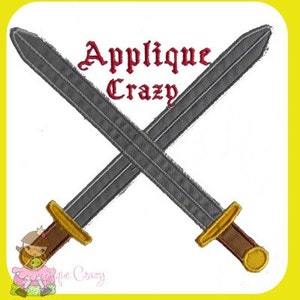 Può includere: Due spade incrociate con manici dorati e marroni. Le spade sono grigie e hanno una superficie testurizzata. Il testo "Applique Crazy" è scritto in rosso sopra le spade.