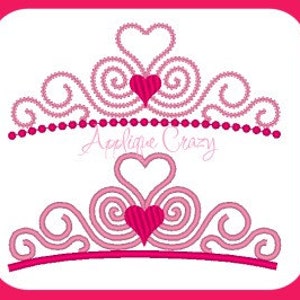 Puede incluir: Dos coronas de princesa rosa y blanca con detalles en forma de corazón. Las coronas están hechas de un diseño de espiral con un corazón en el centro. La corona inferior tiene una fila de cuentas rosas.