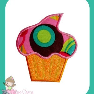 Puede incluir: Una aplicación de cupcake rosa y naranja con un diseño de remolino y un centro de chocolate marrón. El cupcake tiene un patrón de lunares blancos y verdes en la parte superior.