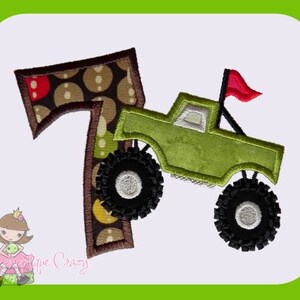 Può includere: Un monster truck verde con una bandiera rossa in cima, che guida sopra un numero sette a pois marroni e gialli.