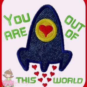 Puede incluir: Un cohete de mezclilla azul con un círculo amarillo y un corazón rojo en el centro. El cohete está disparando corazones rojos. El texto "YOU ARE OUT OF THIS WORLD" está escrito en letras verdes alrededor del cohete.