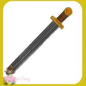 Può includere: Una spada ricamata di colore grigio e marrone con un manico dorato. La spada è un design piatto e decorativo.