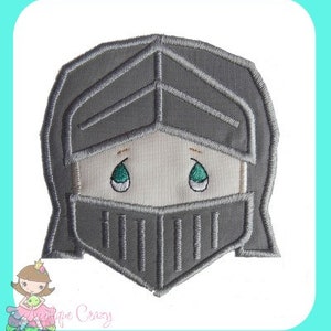 Può includere: Toppa da stirare ricamata con un elmetto da cavaliere grigio con viso bianco e occhi verdi.