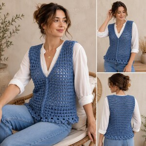 Op de afbeelding: Een blauw gehaakt vest met een V-hals en geschulpte zoom. Het vest wordt gedragen over een wit overhemd met kraag en gecombineerd met een blauwe jeans. Het haakpatroon is zichtbaar en het vest heeft een knoopsluiting.