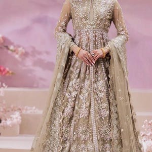 Lehenga nupcial de 3 piezas con bordados pesados, vestido de recepción Nikah pakistaní/indio, color marfil/beige, elegante maxi dupatta, traje Anarkali para fiestas festivas.