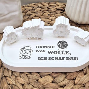 Könnte beinhalten: Rustikales Holzschild mit dem Text "Welcome to our home" in weißer Schrift. Das Schild hat eine Used-Optik und ein schlichtes, einladendes Design, ideal für die Eingangsbereichsdekoration.
