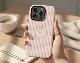 Funda para iPhone Pink Stripe Coquette, funda con lazo motivacional, protección con encanto vintage.