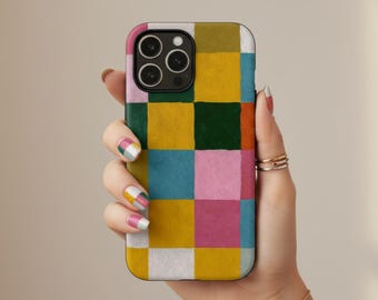 Funda para teléfono con estampado de tablero de ajedrez pintada a mano, arte llamativo y colorido, cubierta geométrica maximalista.