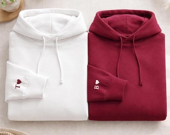 Sweat à capuche brodé à la main personnalisé avec manches coeur, sweat-shirt personnalisé pour la Saint-Valentin, tenue de couple brodée