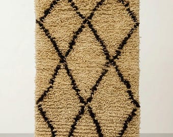 Moroccan Beni Ourain Rug – Bold Diamond Pattern Wool Shaggy Carpet – Natural Camel & Black Handwoven Berber Rug 130x60 cm / 4'3"x2'0"