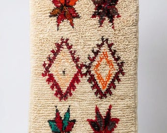 Small Moroccan Wool Rug – Handwoven Azilal Berber Carpet – Colorful Stars & Diamonds – Boho Ecru Shaggy Rug 133x74 cm / 4'4"x2'5"