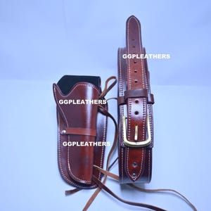 Może przedstawiać: Rustykalny drewniany szyld z napisem "Welcome to our porch" w białych literach. Szyld ma postarzaną powierzchnię i prosty, zachęcający design, idealny do dekoracji na zewnątrz.