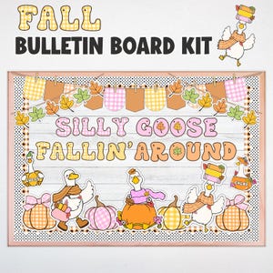 Puede incluir: Un kit de tablón de anuncios de otoño con el texto SILLY GOOSE FALLIN' AROUND, decorado con ilustraciones de gansos con bufandas, calabazas, hojas de otoño y una pancarta. El diseño incluye un fondo de madera blanca y un borde de lunares negros.