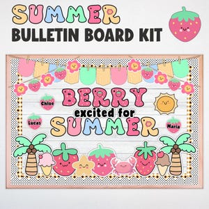 Puede incluir: Un colorido kit de tablón de anuncios de verano con el texto "Summer Bulletin Board Kit" en la parte superior. El tablero presenta un tema de fresas con las palabras "Berry Excited for Summer". Incluye fresas, flores y palmeras.
