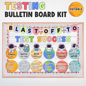 Może przedstawiać: Kolorowy zestaw tablicy ogłoszeń z tekstem "TESTING BULLETIN BOARD KIT" i "BLAST OFF TO TEST SUCCESS". Tablica zawiera grafikę astronautów i wskazówki dotyczące nauki. Słowo "EDITABLE" znajduje się w prawym górnym rogu.
