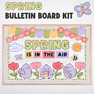 Può includere: Un kit per bacheca a tema primaverile con le parole "Spring Bulletin Board Kit" in alto. La bacheca presenta uno sfondo in legno con grafiche primaverili colorate, tra cui fiori, uccelli e la frase "Spring is in the Air."