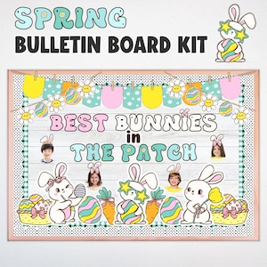 Puede incluir: Un kit de tablero de anuncios con temática primaveral con el texto "SPRING BULLETIN BOARD KIT". El diseño incluye conejitos de dibujos animados, huevos de Pascua, zanahorias y la frase "BEST BUNNIES in THE PATCH". El tablero está enmarcado con un borde rosa.