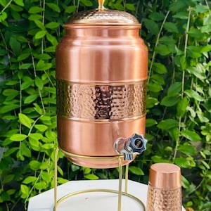 Dispensador de agua de cobre martillado de 5 litros | Decoración para el hogar que promueve la salud | Matka de cobre puro con grifo | Regalo de bienestar | Decoración para el hogar inspirada en el yoga | Regalo de inauguración de casa