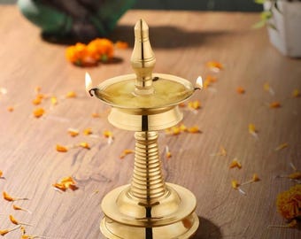 Pack van messing Fancy Kerala Samai Diya olielamp 7 inch (Kuthu Vilakku) voor Home Temple Festival Home D Pooja & Diwali gratis 100 katoenen lont