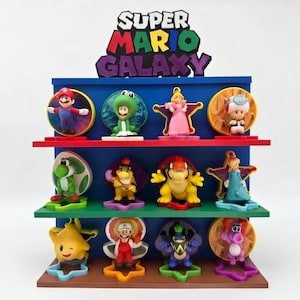 Op de afbeelding: Een kleurrijk displayrek met Super Mario Galaxy-personages. Het rek heeft drie niveaus met figuren van Mario, Yoshi, Princess Peach en anderen. De bovenkant van het rek toont de woorden "SUPER MARIO GALAXY" in levendige kleuren. Het rek is gemaakt van hout en geschilderd in blauw, rood en groen.