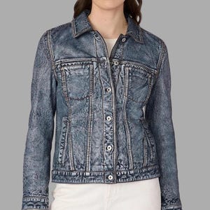Handgjord damjacka i vintage-modell i blå läder i denimstil – Chic Streetwear Acid-Wash Moto Ytterkläder
