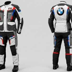 Pode incluir: Um fato de motociclismo em preto, branco, cinza, vermelho e azul. O conjunto de jaqueta e calças apresenta o logotipo da BMW. A jaqueta tem vários bolsos e uma gola alta. O fato foi projetado para proteção e visibilidade.