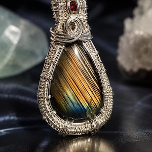 Ciondolo in labradorite con filo placcato argento