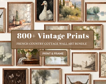 Peut inclure: Une collection d'estampes vintage encadrées, comprenant des paysages, des natures mortes et des portraits d'animaux. Le texte indique "800+ Vintage Prints" et "French Country Cottage Wall Art Bundle". Les cadres sont bruns, pour une ambiance rustique.