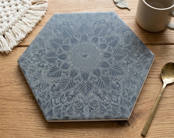 Può includere: Un set di tre tazze in ceramica con finitura opaca e macchiettata. Le tazze sono nei toni del crema, grigio chiaro e grigio scuro. Ogni tazza ha un design semplice e minimalista e un manico arrotondato.