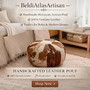 Puede incluir: Un puf redondo de cuero hecho a mano con un patrón de piel de vaca en tonos marrón, beige y blanco. La imagen incluye el texto "BeldiAtlas Artisan", destacando su fabricación artesanal, cuero 100% auténtico y su idoneidad para hogares bohemios y modernos.