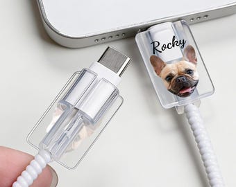 Protector de cable transparente personalizado con foto y nombre para cable de cargador tipo C de iPhone (juego de 2), regalo de cumpleaños o aniversario para la familia.